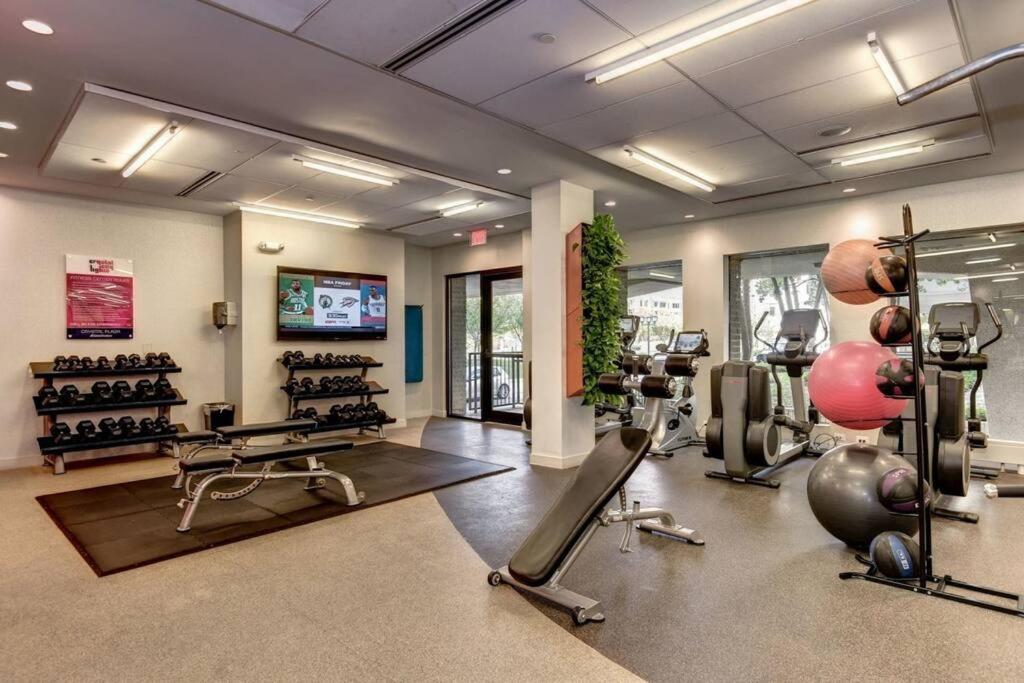 Elegant Apartment W Views At Crystal City Arlington Bagian luar foto