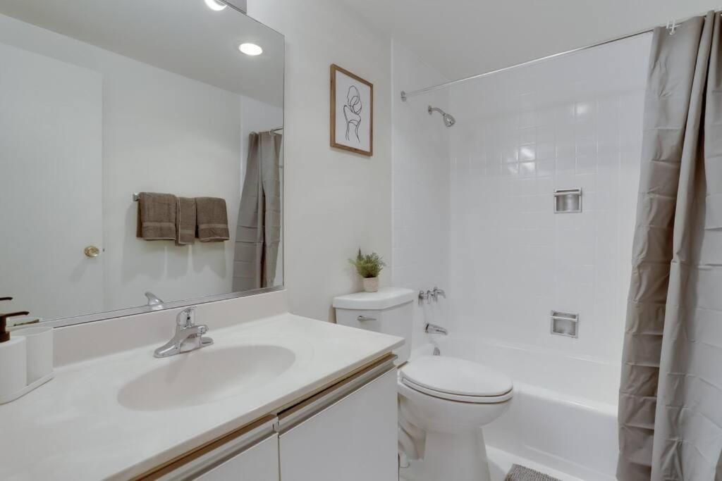 Elegant Apartment W Views At Crystal City Arlington Bagian luar foto