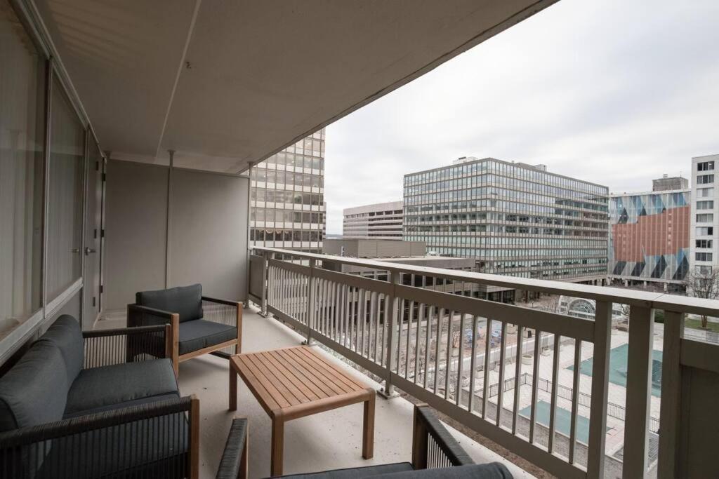Elegant Apartment W Views At Crystal City Arlington Bagian luar foto